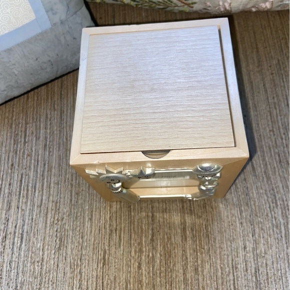 Rotating music box with slots for four photos and a central compartment. Silver. - Picture 6 of 7